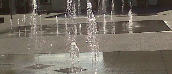 Fontaine + pavés + bordures granit Feuille Morte de Senones