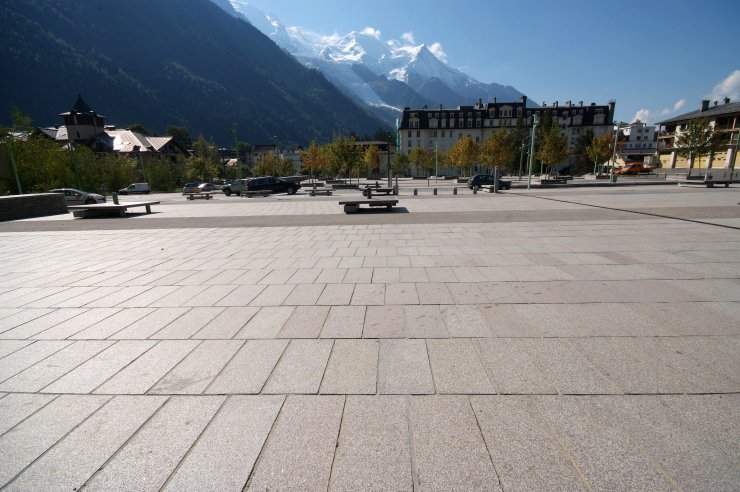 Dalles + mobilier urbain + bordures granit Feuille Morte de Senones