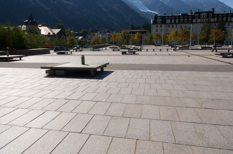 Dalles + mobilier urbain + bordures granit Feuille Morte de Senones