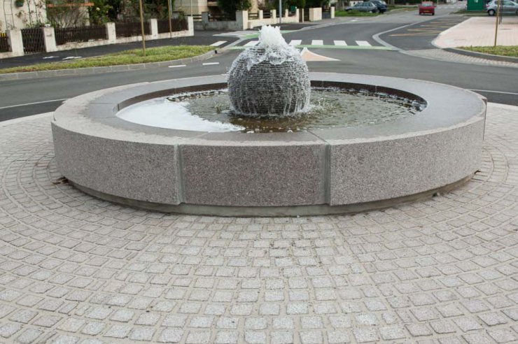 Fontaine granit Feuille Morte de Senones + Rouge Corail de Senones