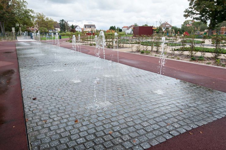 Pavés + Bloc fraisé pour fontaine + dalles granits Gris Bleu des Vosges et Feuille Morte de Senones