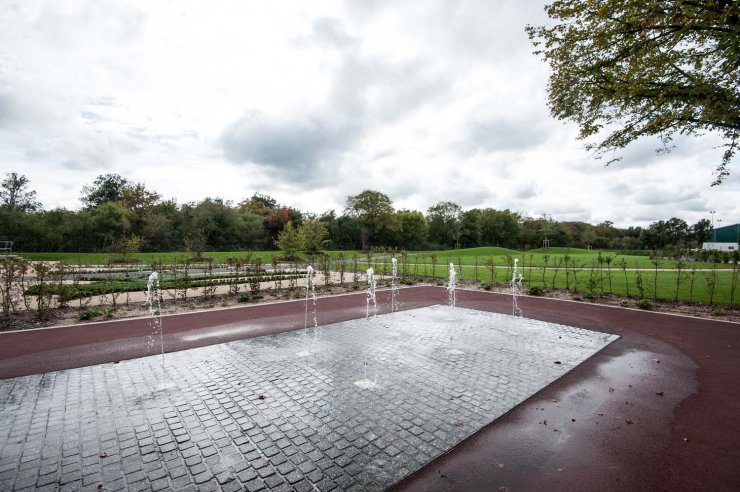 Pavés + Bloc fraisé pour fontaine + dalles granits Gris Bleu des Vosges et Feuille Morte de Senones