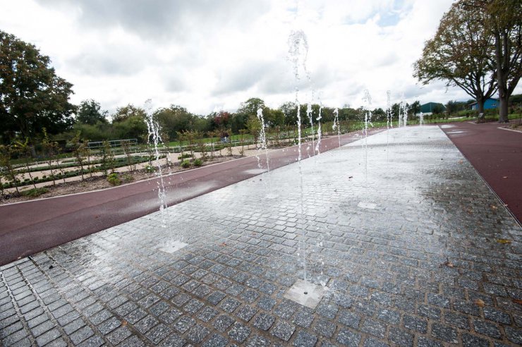 Pavés + Bloc fraisé pour fontaine + dalles granits Gris Bleu des Vosges et Feuille Morte de Senones