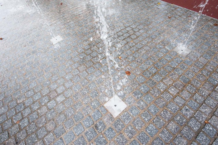 Pavés + Bloc fraisé pour fontaine + dalles granits Gris Bleu des Vosges et Feuille Morte de Senones