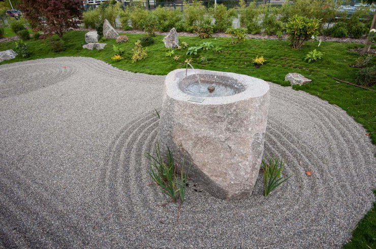 Pavés + Bloc fraisé pour fontaine + dalles granits Gris Bleu des Vosges et Feuille Morte de Senones