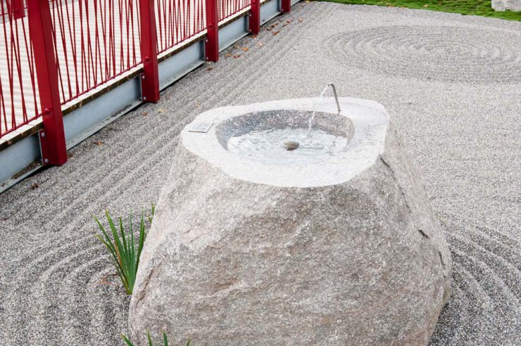 Pavés + Bloc fraisé pour fontaine + dalles granits Gris Bleu des Vosges et Feuille Morte de Senones