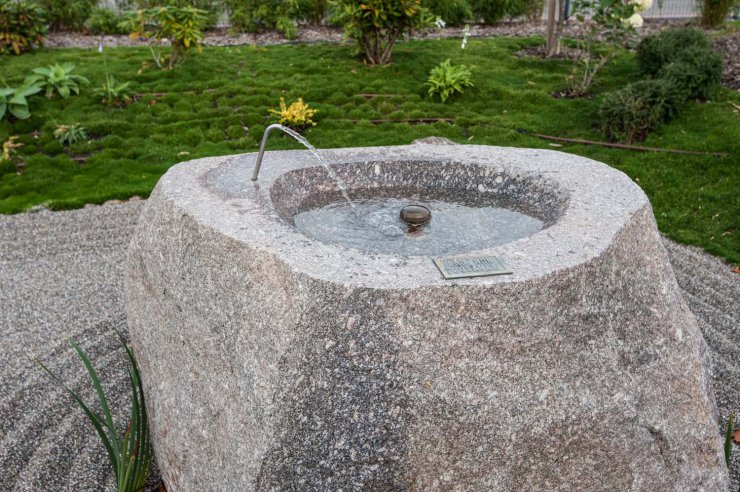 Pavés + Bloc fraisé pour fontaine + dalles granits Gris Bleu des Vosges et Feuille Morte de Senones