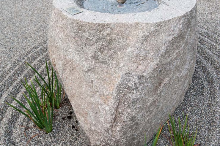 Pavés + Bloc fraisé pour fontaine + dalles granits Gris Bleu des Vosges et Feuille Morte de Senones